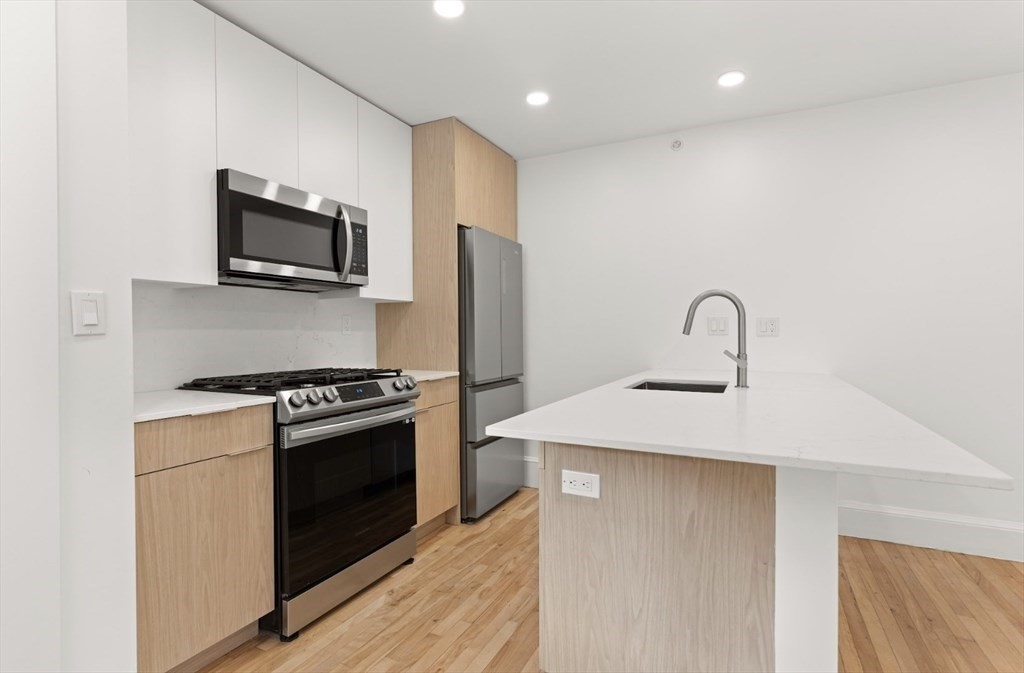 26 Bradlee Road, Medford, Massachusetts, 2 Bedrooms Bedrooms, 3 Rooms Rooms,2.5 BathroomsBathrooms,Residential Lease,For Rent,Bradlee Road,73416543