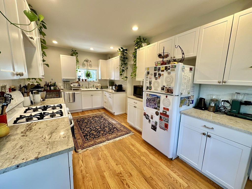 49 Burroughs St, Boston, Massachusetts, 3 Bedrooms Bedrooms, 5 Rooms Rooms,1.5 BathroomsBathrooms,Residential Lease,For Rent,Burroughs St,73416927