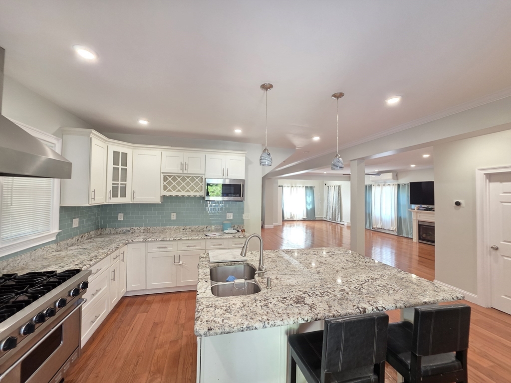 35 Avon Street, Wakefield, Massachusetts, 4 Bedrooms Bedrooms, 8 Rooms Rooms,4 BathroomsBathrooms,Residential Lease,For Rent,Avon Street,73418826