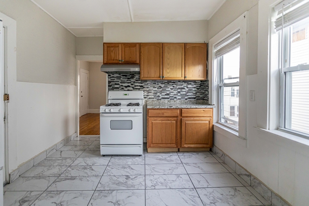 16 Pinkham Pl, Lynn, Massachusetts, 3 Bedrooms Bedrooms, 5 Rooms Rooms,1 BathroomBathrooms,Residential Lease,For Rent,Pinkham Pl,73418956