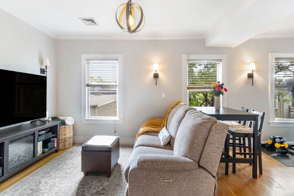 296 W 3rd, Boston, Massachusetts, 1 Bedroom Bedrooms, 3 Rooms Rooms,1 BathroomBathrooms,Residential Lease,For Rent,W 3rd,73419295