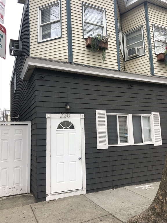 220 Chelsea St, Boston, Massachusetts, 2 Bedrooms Bedrooms, 5 Rooms Rooms,1 BathroomBathrooms,Residential Lease,For Rent,Chelsea St,73419750