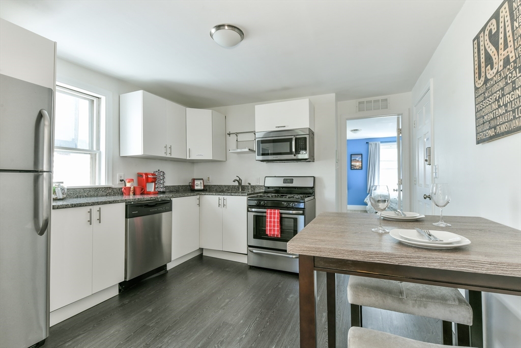 158 Everett, Boston, Massachusetts, 1 Bedroom Bedrooms, 3 Rooms Rooms,1 BathroomBathrooms,Residential Lease,For Rent,Everett,73419758