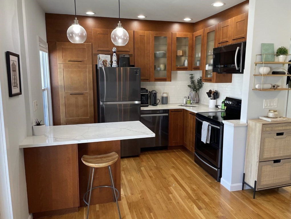 258 Everett, Boston, Massachusetts, 1 Bedroom Bedrooms, 3 Rooms Rooms,1 BathroomBathrooms,Residential Lease,For Rent,Everett,73403692