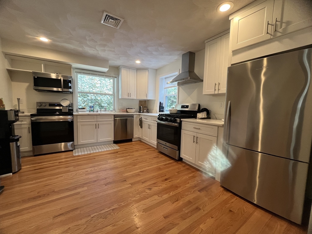 195 195 Grove St, Cambridge, Massachusetts, 3 Bedrooms Bedrooms, 6 Rooms Rooms,2 BathroomsBathrooms,Residential Lease,For Rent,195 Grove St,73420440
