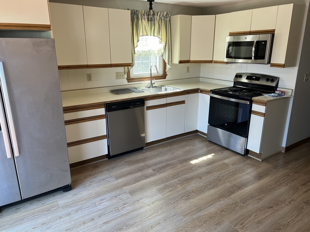 275 Sunderland Road, Worcester, Massachusetts, 2 Bedrooms Bedrooms, 4 Rooms Rooms,1.5 BathroomsBathrooms,Residential Lease,For Rent,Sunderland Road,73420450