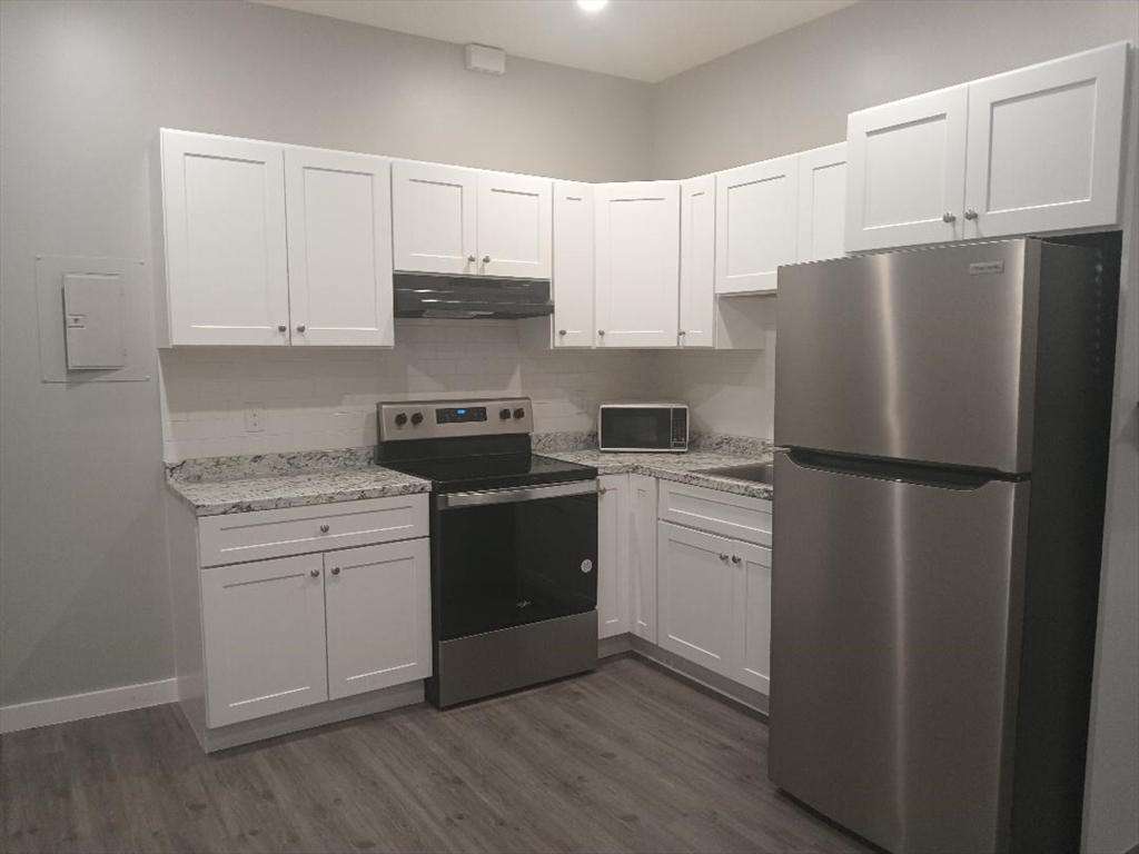 216 Central St, Lowell, Massachusetts, 1 Bedroom Bedrooms, 3 Rooms Rooms,1 BathroomBathrooms,Residential Lease,For Rent,Central St,73421231