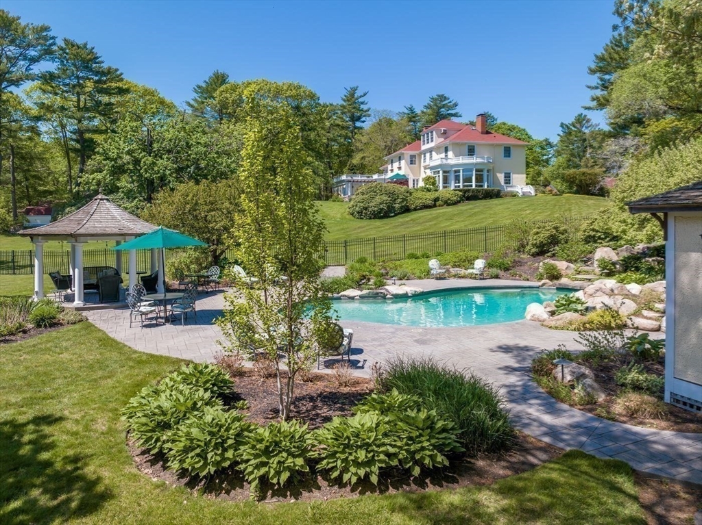 1025 Hale St, Beverly, Massachusetts, 5 Bedrooms Bedrooms, 18 Rooms Rooms,4.5 BathroomsBathrooms,Residential,For Sale,Hale St,73096806