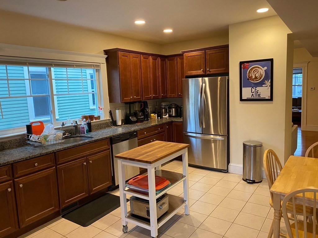 55 Simpson, Somerville, Massachusetts, 3 Bedrooms Bedrooms, 5 Rooms Rooms,1 BathroomBathrooms,Residential Lease,For Rent,Simpson,73421365