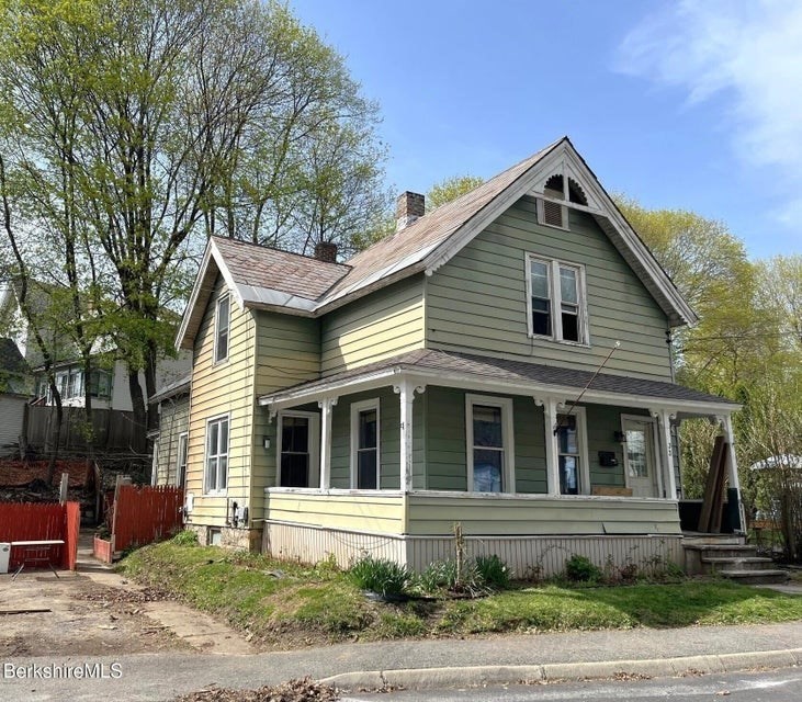 33 Brooklyn St, North Adams, Massachusetts, 4 Bedrooms Bedrooms, 8 Rooms Rooms,2 BathroomsBathrooms,Residential,For Sale,Brooklyn St,73325666