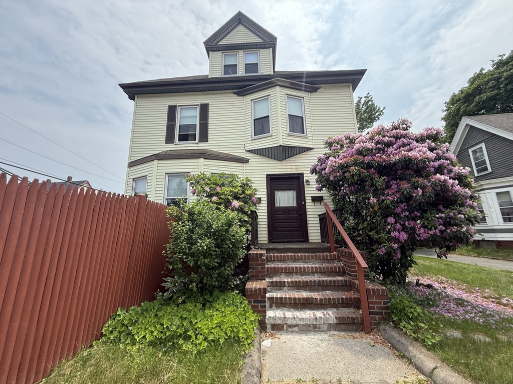 156 Euclid Ave, Lynn, Massachusetts, 4 Bedrooms Bedrooms, 9 Rooms Rooms,2 BathroomsBathrooms,Residential Income,For Sale,Euclid Ave,73388167
