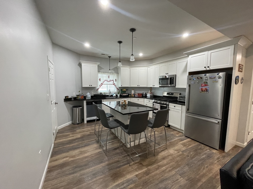 10 John St, Chelsea, Massachusetts, 3 Bedrooms Bedrooms, 5 Rooms Rooms,2 BathroomsBathrooms,Residential Lease,For Rent,John St,73371270