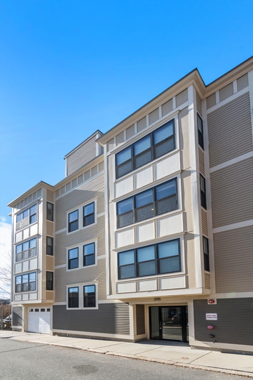 215 Athens St, Boston, Massachusetts, 2 Bedrooms Bedrooms, 3 Rooms Rooms,2 BathroomsBathrooms,Residential Lease,For Rent,Athens St,73391761