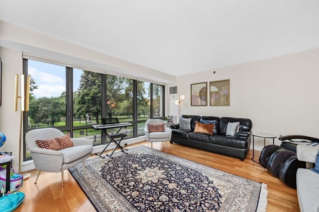 165 Tremont, Boston, Massachusetts, 3 Bedrooms Bedrooms, 5 Rooms Rooms,2 BathroomsBathrooms,Residential Lease,For Rent,Tremont,73398473