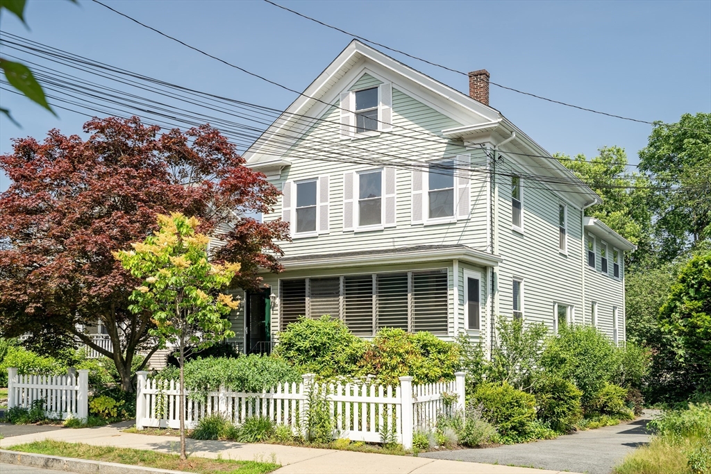 121 Myrtle St, Melrose, Massachusetts, 4 Bedrooms Bedrooms, 10 Rooms Rooms,2 BathroomsBathrooms,Residential Income,For Sale,Myrtle St,73396346