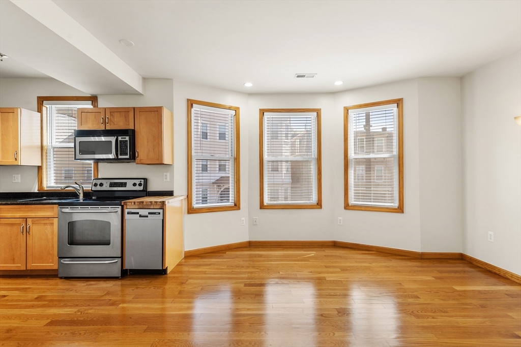 609-611 Dorchester Ave, Boston, Massachusetts, 2 Bedrooms Bedrooms, 4 Rooms Rooms,1 BathroomBathrooms,Residential Lease,For Rent,Dorchester Ave,73405037