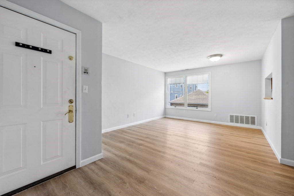 49 Washington, Malden, Massachusetts, 2 Bedrooms Bedrooms, 5 Rooms Rooms,1 BathroomBathrooms,Residential Lease,For Rent,Washington,73410734