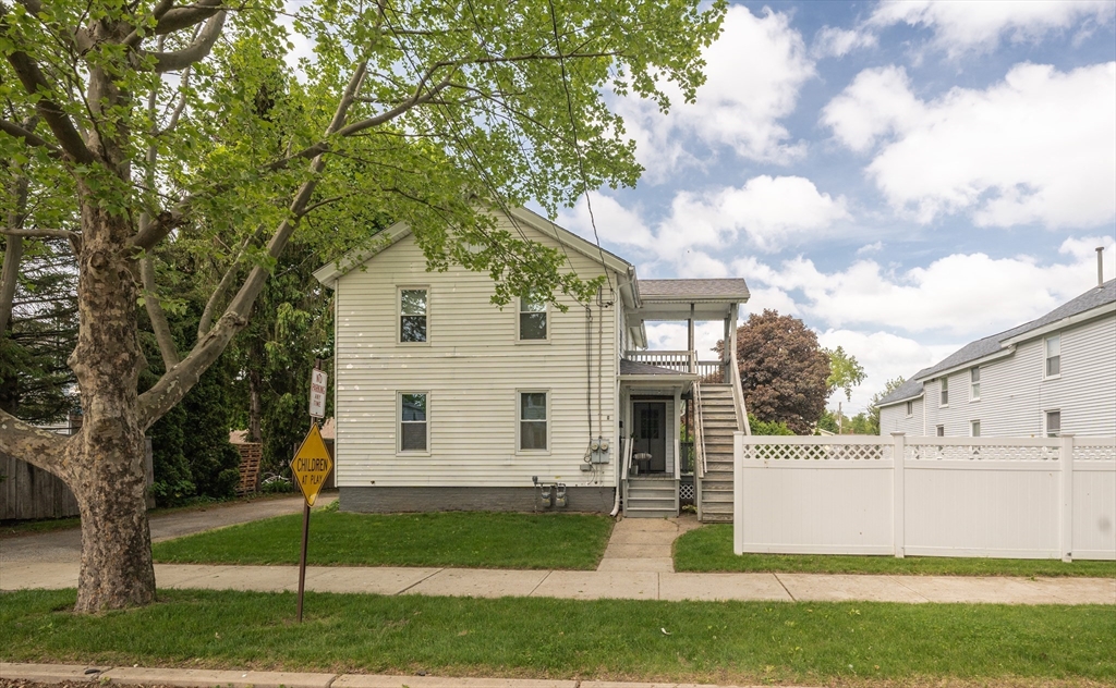 9 Sherman St, Westfield, Massachusetts, 5 Bedrooms Bedrooms, 9 Rooms Rooms,2 BathroomsBathrooms,Residential Income,For Sale,Sherman St,73377037