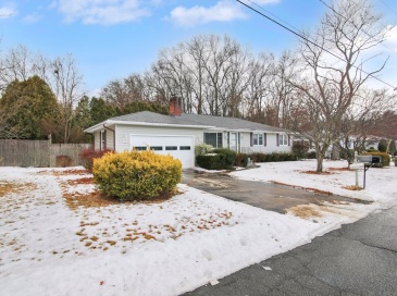 17 Labelle Cir, Chicopee, Massachusetts, 3 Bedrooms Bedrooms, 6 Rooms Rooms,1.5 BathroomsBathrooms,Residential,For Sale,Labelle Cir,73330732