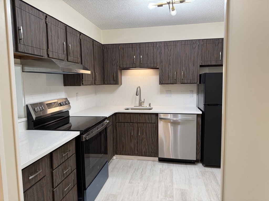 2 Summit Dr, Reading, Massachusetts, 2 Bedrooms Bedrooms, 4 Rooms Rooms,2 BathroomsBathrooms,Residential Lease,For Rent,Summit Dr,73397258