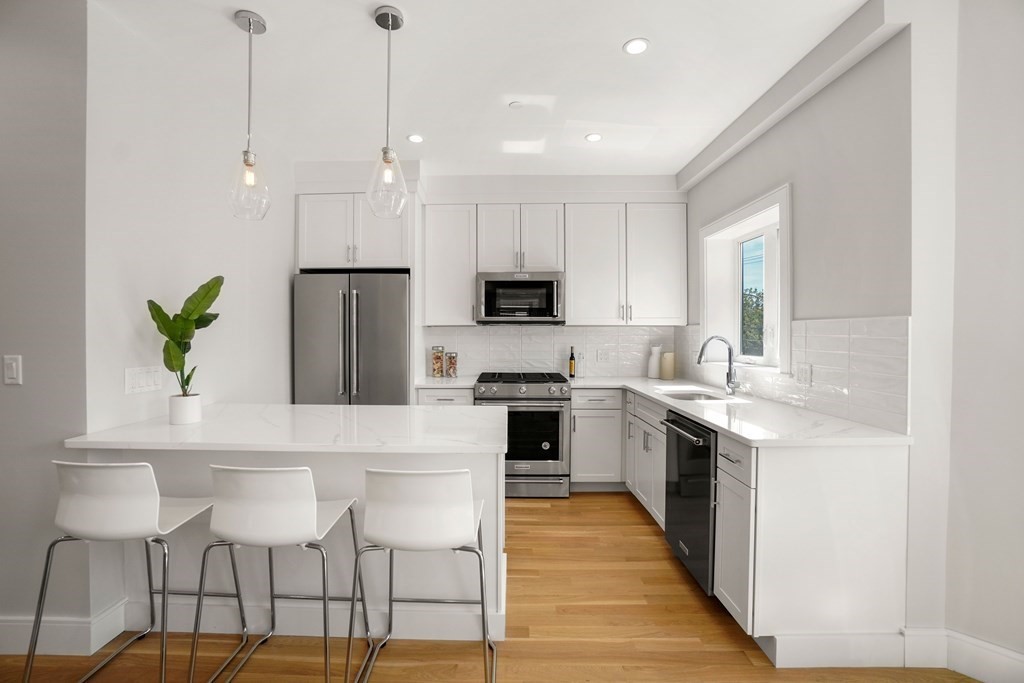 238 Bremen, Boston, Massachusetts, 2 Bedrooms Bedrooms, 6 Rooms Rooms,2 BathroomsBathrooms,Residential Lease,For Rent,Bremen,73400041