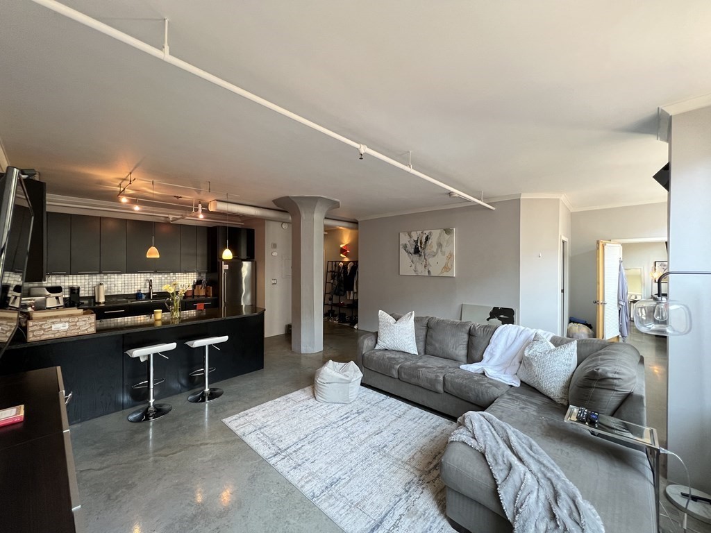 453 Washington St, Boston, Massachusetts, 2 Bedrooms Bedrooms, 4 Rooms Rooms,1 BathroomBathrooms,Residential Lease,For Rent,Washington St,73395310