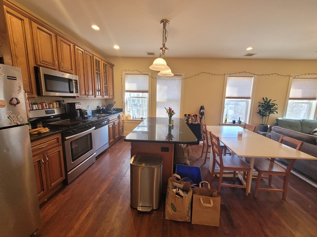 81 Hillside, Boston, Massachusetts, 4 Bedrooms Bedrooms, 6 Rooms Rooms,2 BathroomsBathrooms,Residential Lease,For Rent,Hillside,73369191