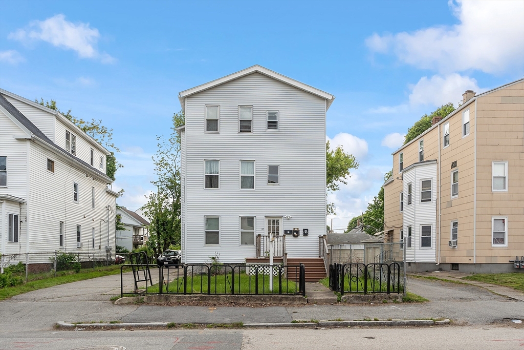 42 Houghton St., Worcester, Massachusetts, 6 Bedrooms Bedrooms, 15 Rooms Rooms,3 BathroomsBathrooms,Residential Income,For Sale,Houghton St.,73383513
