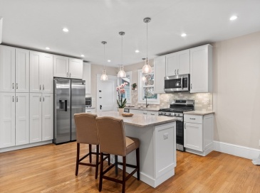 14 Hood St, Newton, Massachusetts, 2 Bedrooms Bedrooms, 7 Rooms Rooms,1 BathroomBathrooms,Residential Lease,For Rent,Hood St,73417337