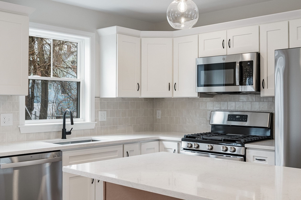 34 Union St, Lowell, Massachusetts, 3 Bedrooms Bedrooms, 5 Rooms Rooms,2.5 BathroomsBathrooms,Residential Lease,For Rent,Union St,73412154