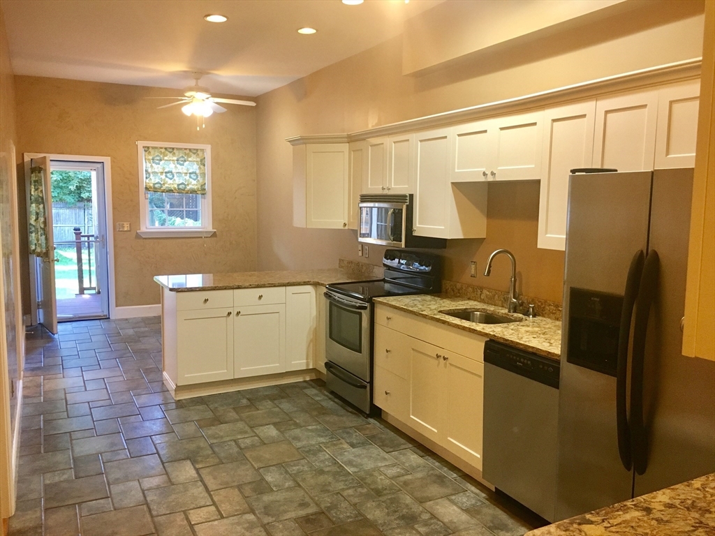 617 E 3rd St, Boston, Massachusetts, 3 Bedrooms Bedrooms, 5 Rooms Rooms,1 BathroomBathrooms,Residential Lease,For Rent,E 3rd St,73409451