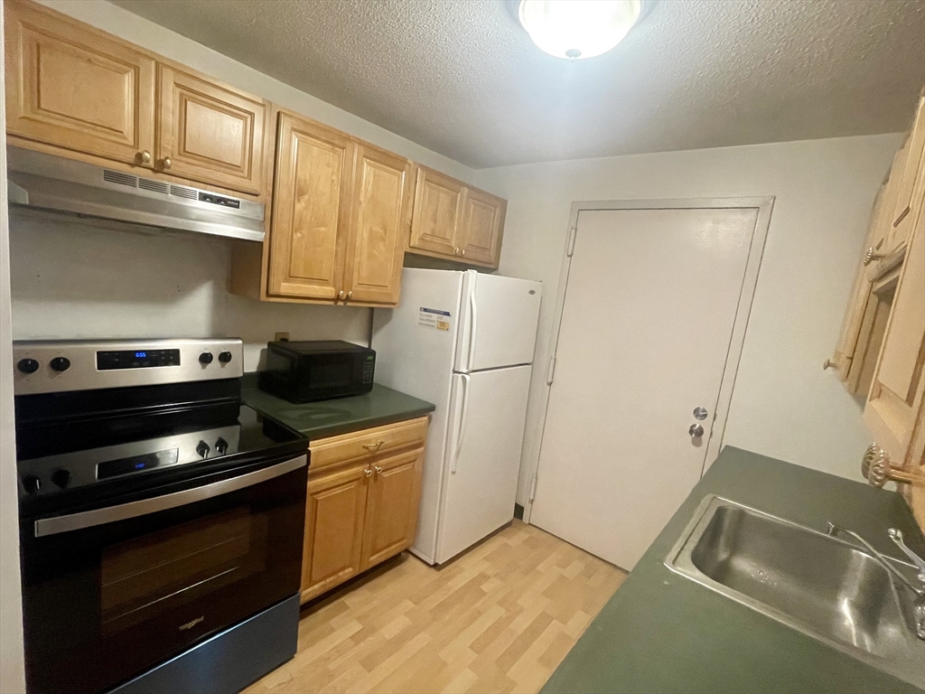 9 Village Rock Ln, Natick, Massachusetts, 1 Bedroom Bedrooms, 4 Rooms Rooms,1 BathroomBathrooms,Residential Lease,For Rent,Village Rock Ln,73408527