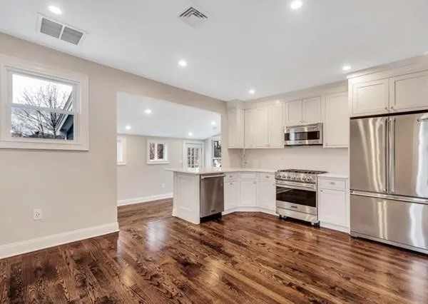 31 Oak Street, Wellesley, Massachusetts, 3 Bedrooms Bedrooms, 6 Rooms Rooms,2.5 BathroomsBathrooms,Residential Lease,For Rent,Oak Street,73414220