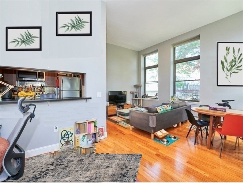 141 Savin Hill Ave, Boston, Massachusetts, 2 Bedrooms Bedrooms, 4 Rooms Rooms,1 BathroomBathrooms,Residential Lease,For Rent,Savin Hill Ave,73412100