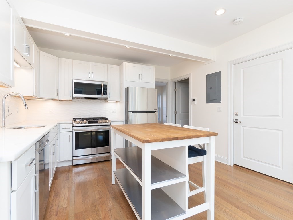 57 Broadway, Chelsea, Massachusetts, 1 Bedroom Bedrooms, 3 Rooms Rooms,1 BathroomBathrooms,Residential Lease,For Rent,Broadway,73408948