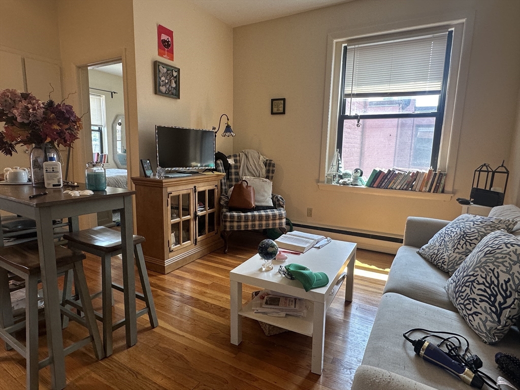 1238 Commonwealth Ave, Boston, Massachusetts, 1 Bedroom Bedrooms, 3 Rooms Rooms,1 BathroomBathrooms,Residential Lease,For Rent,Commonwealth Ave,73413901