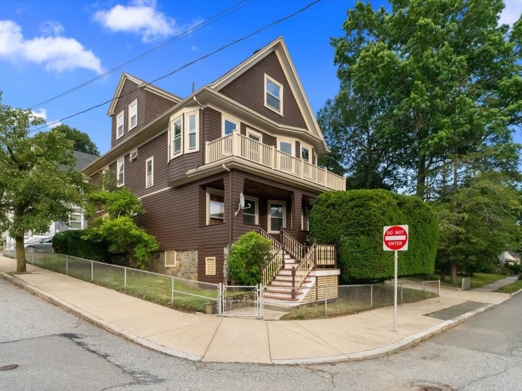 61 Warren St, Medford, Massachusetts, 5 Bedrooms Bedrooms, 13 Rooms Rooms,3 BathroomsBathrooms,Residential Income,For Sale,Warren St,73408133