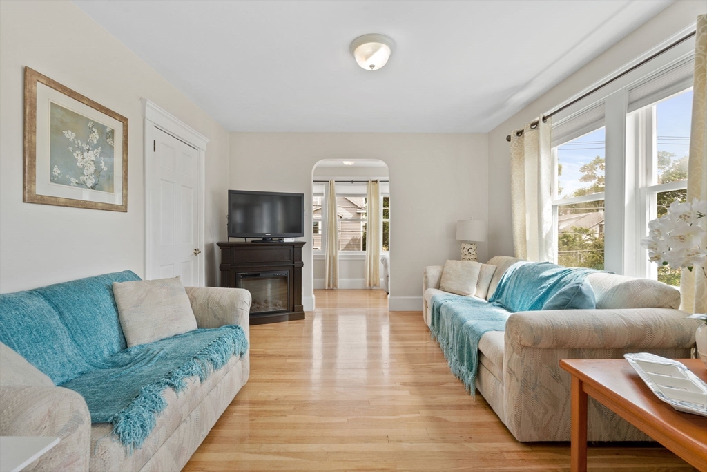 10 Newcastle Rd, Peabody, Massachusetts, 2 Bedrooms Bedrooms, 5 Rooms Rooms,1 BathroomBathrooms,Residential Lease,For Rent,Newcastle Rd,73373777