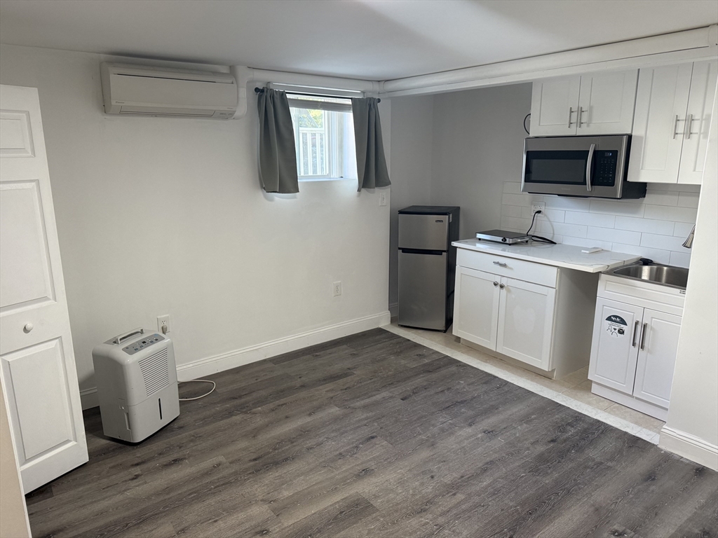 1193 Boylston St, Newton, Massachusetts, 1 Room Rooms,1 BathroomBathrooms,Residential Lease,For Rent,Boylston St,73421514