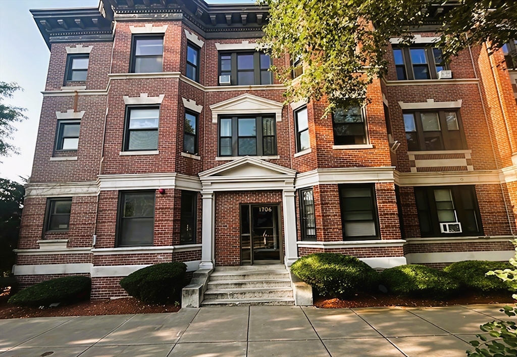 1706 Commonwealth Ave, Boston, Massachusetts, 2 Bedrooms Bedrooms, 4 Rooms Rooms,1 BathroomBathrooms,Residential Lease,For Rent,Commonwealth Ave,73415828