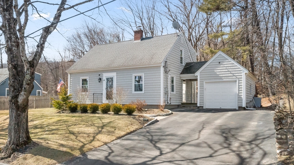 4 Winter Hill Dr, Worcester, Massachusetts, 2 Bedrooms Bedrooms, 5 Rooms Rooms,1.5 BathroomsBathrooms,Residential,For Sale,Winter Hill Dr,73349572