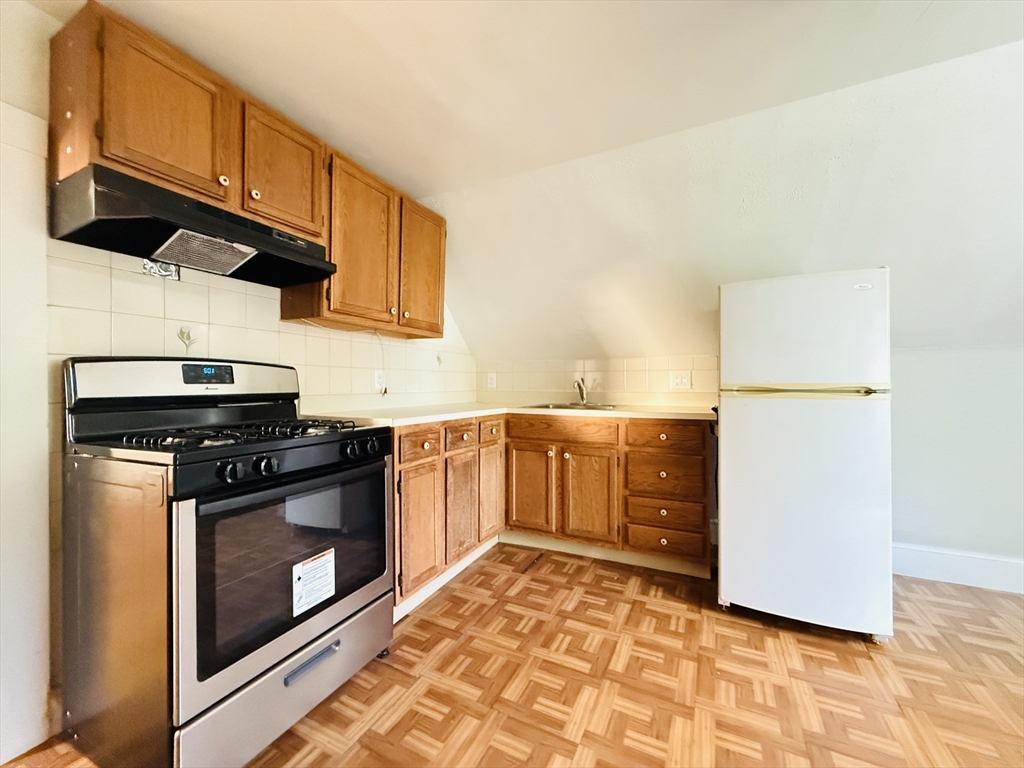 35 Kingston St, Somerville, Massachusetts, 1 Bedroom Bedrooms, 3 Rooms Rooms,1 BathroomBathrooms,Residential Lease,For Rent,Kingston St,73405165