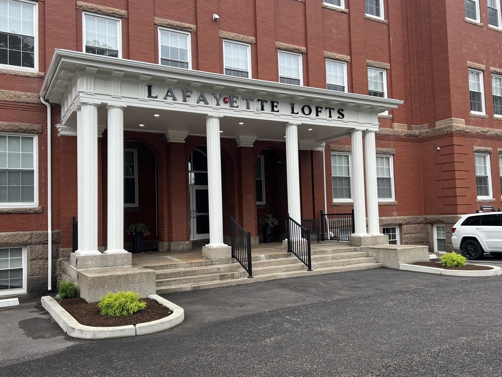 34 St Joseph Street, Fall River, Massachusetts, 2 Bedrooms Bedrooms, 4 Rooms Rooms,1 BathroomBathrooms,Residential Lease,For Rent,St Joseph Street,73395422