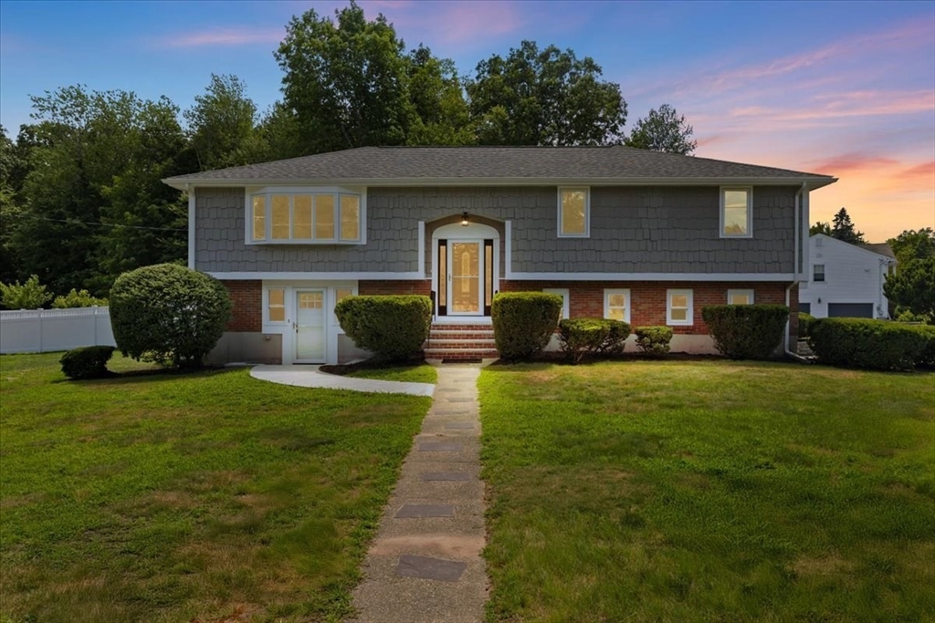 19 Coach Lane, Norwood, Massachusetts, 3 Bedrooms Bedrooms, 10 Rooms Rooms,2 BathroomsBathrooms,Residential Lease,For Rent,Coach Lane,73407003