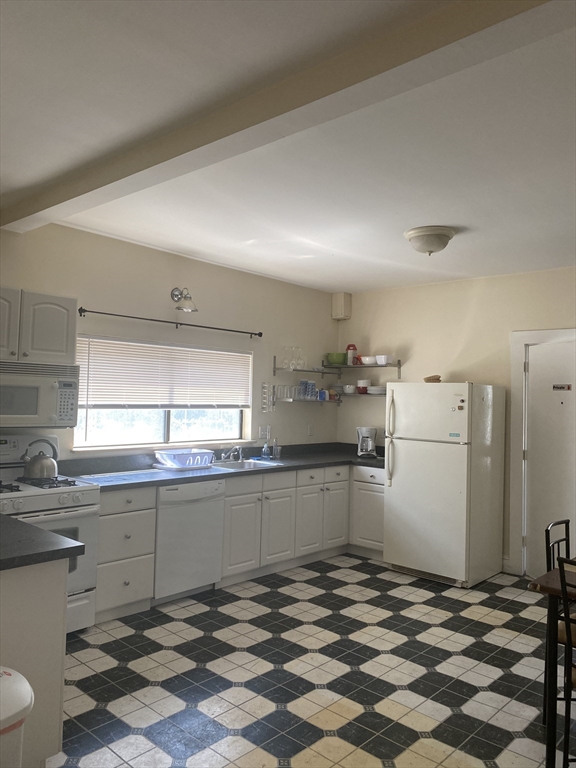 214 Broadway, Cambridge, Massachusetts, 4 Bedrooms Bedrooms, 5 Rooms Rooms,1 BathroomBathrooms,Residential Lease,For Rent,Broadway,73383339