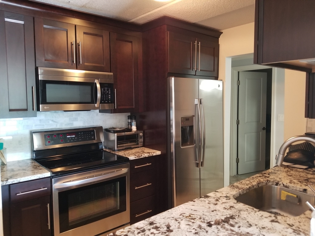 40 Main.Street, Stoneham, Massachusetts, 2 Bedrooms Bedrooms, 5 Rooms Rooms,2 BathroomsBathrooms,Residential Lease,For Rent,Main.Street,73398304