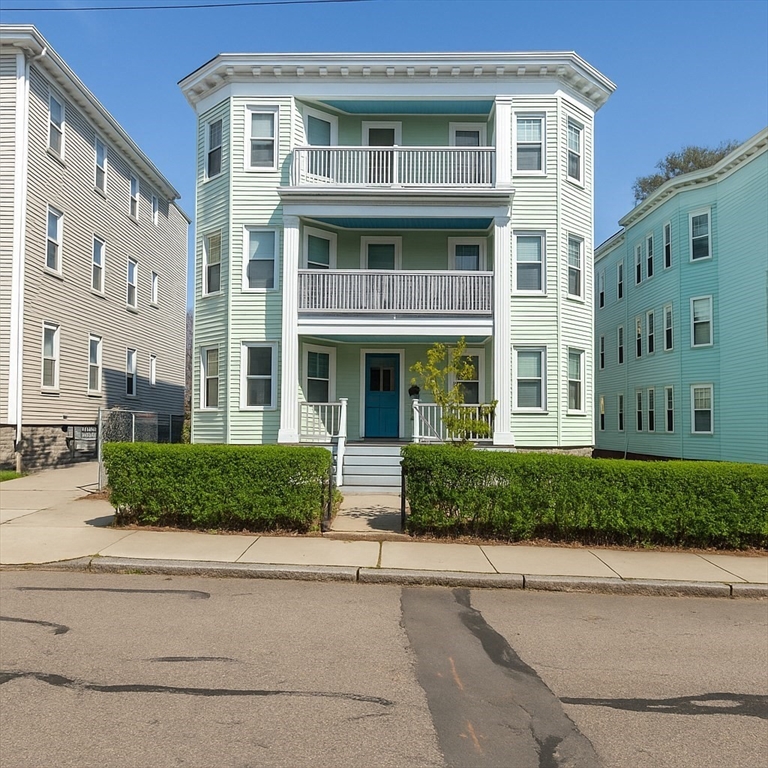 56 Lithgow St, Boston, Massachusetts, 9 Bedrooms Bedrooms, 21 Rooms Rooms,3 BathroomsBathrooms,Residential Income,For Sale,Lithgow St,73366904