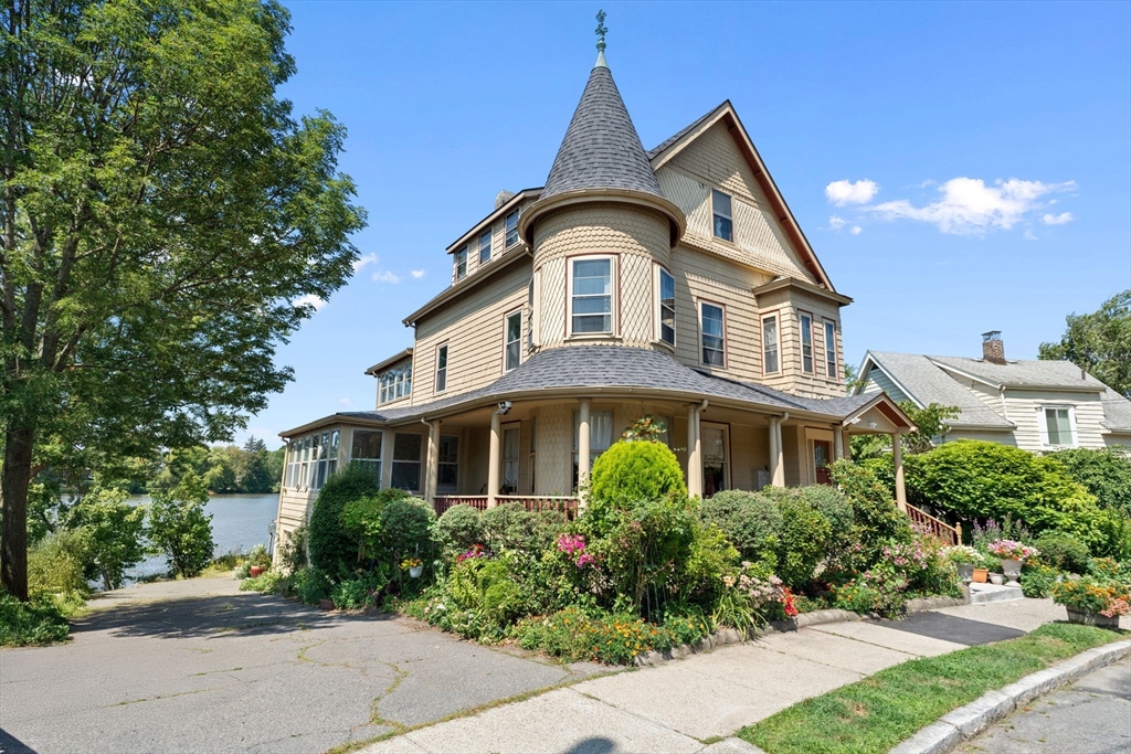 20 Crystal Street, Melrose, Massachusetts, 2 Bedrooms Bedrooms, 7 Rooms Rooms,1 BathroomBathrooms,Residential Lease,For Rent,Crystal Street,73412036