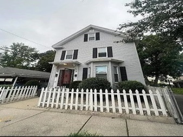 36 Lawrence St, Medford, Massachusetts, 3 Bedrooms Bedrooms, 7 Rooms Rooms,1 BathroomBathrooms,Residential Lease,For Rent,Lawrence St,73401637