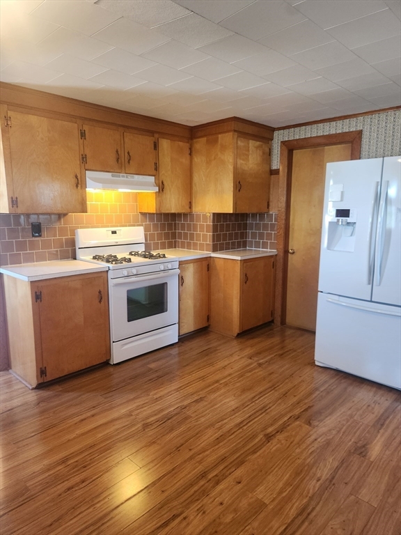 17 Elm Street, Leominster, Massachusetts, 2 Bedrooms Bedrooms, 5 Rooms Rooms,1 BathroomBathrooms,Residential Lease,For Rent,Elm Street,73407971